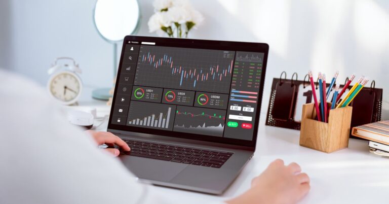 ट्रेडिंग vs इन्वेस्टिंग: 2025 में कौन देगा ज्यादा रिटर्न?