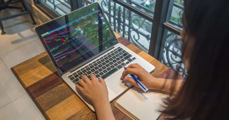 इंट्राडे ट्रेडिंग स्ट्रैटेजी फॉर बिगिनर्स: 2025 में